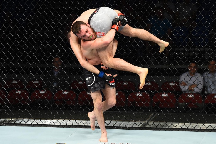 Боец UFC Джарред Брукс нокаутировал сам себя, неудачно бросив соперника
