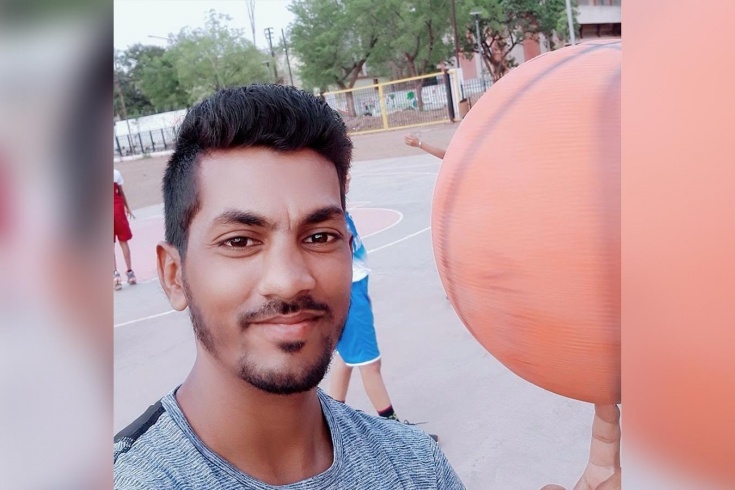 Индиец Насиф Мунши делает умелые трюки с баскетбольным мячом
