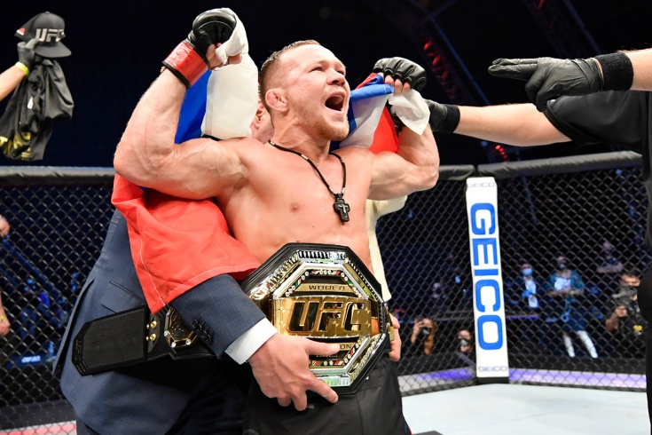 Пётр Ян нокаутировал Жозе Альдо и стал чемпионом UFC в легчайшем весе, фоторепортаж