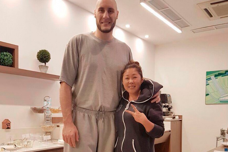 Экс-игрок НБА, центровой Павел Подкользин — самый высокий человек России, его рост 226 см