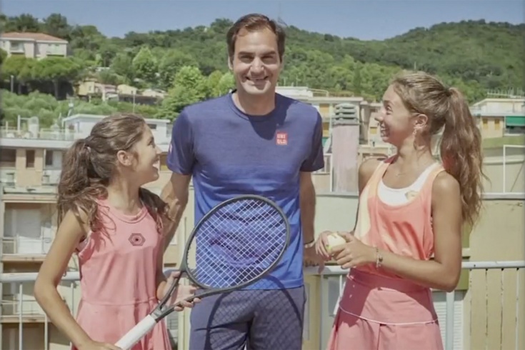 Как Федерер играет в теннис на крыше: с Агасси и девочками из вирусного ролика. Видео