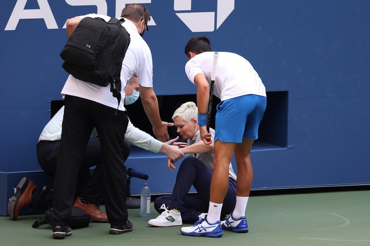 Болельщики Новака Джоковича угрожают судье, в которую он попал мячом на US Open