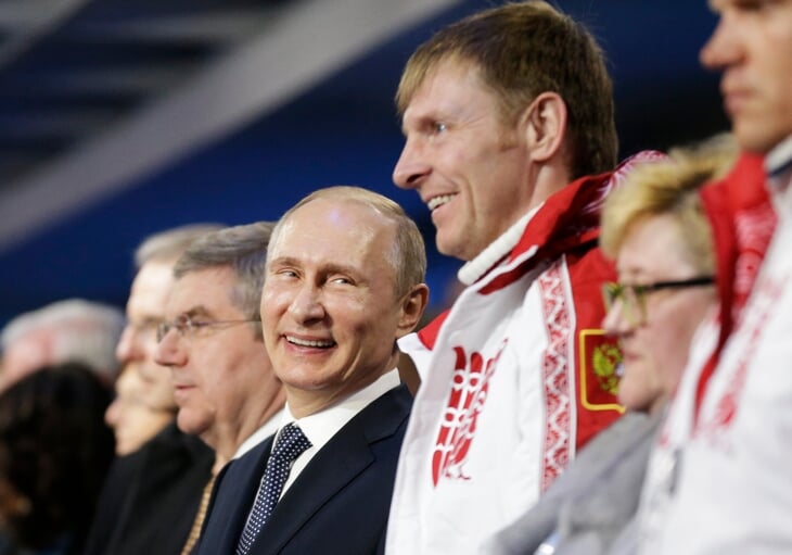 Допинг-падение Зубкова: сидел рядом с Путиным на закрытии Игр-2014, теперь его фамилию стирают из названия родной спортшколы