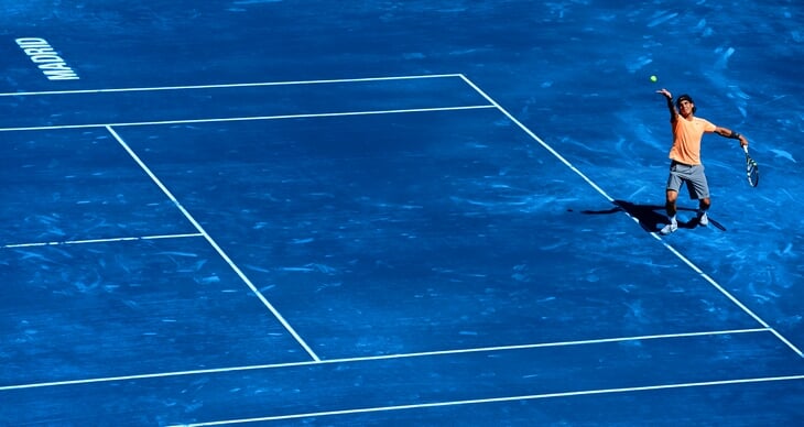 Теннис играет с цветом харда: от скучного зеленого пришли к розовому и черному. Турниры так создают идентичность (и мяч видно лучше)