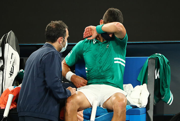 Джокович травмировался и может сняться с Australian Open. Медведев стал главным фаворитом турнира