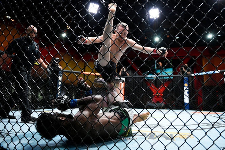 Пётр Ян лишился титула чемпиона UFC после дисквалификации, проиграв Стерлингу, видео