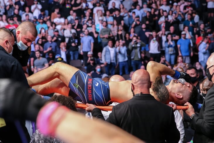 😱 На UFC 261 реально страшно: голень Вайдмана разлетелась вдребезги после удара (так же, как у Сильвы)