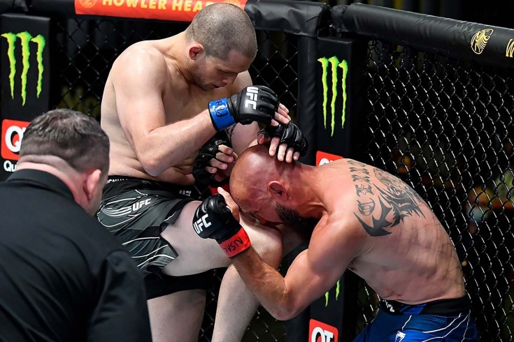 Алекс Мороно нокаутировал Дональда Серроне на UFC Vegas 26, видео