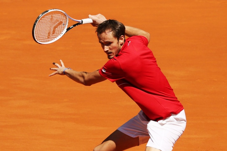 Даниил Медведев впервые выиграл на «Мастерсе» в Мадриде: спорил с судьёй, швырял ракетку на корт, ругал грунт